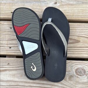 OluKai Size 10 Black and Gray Sandals with Wave Pattern Sole